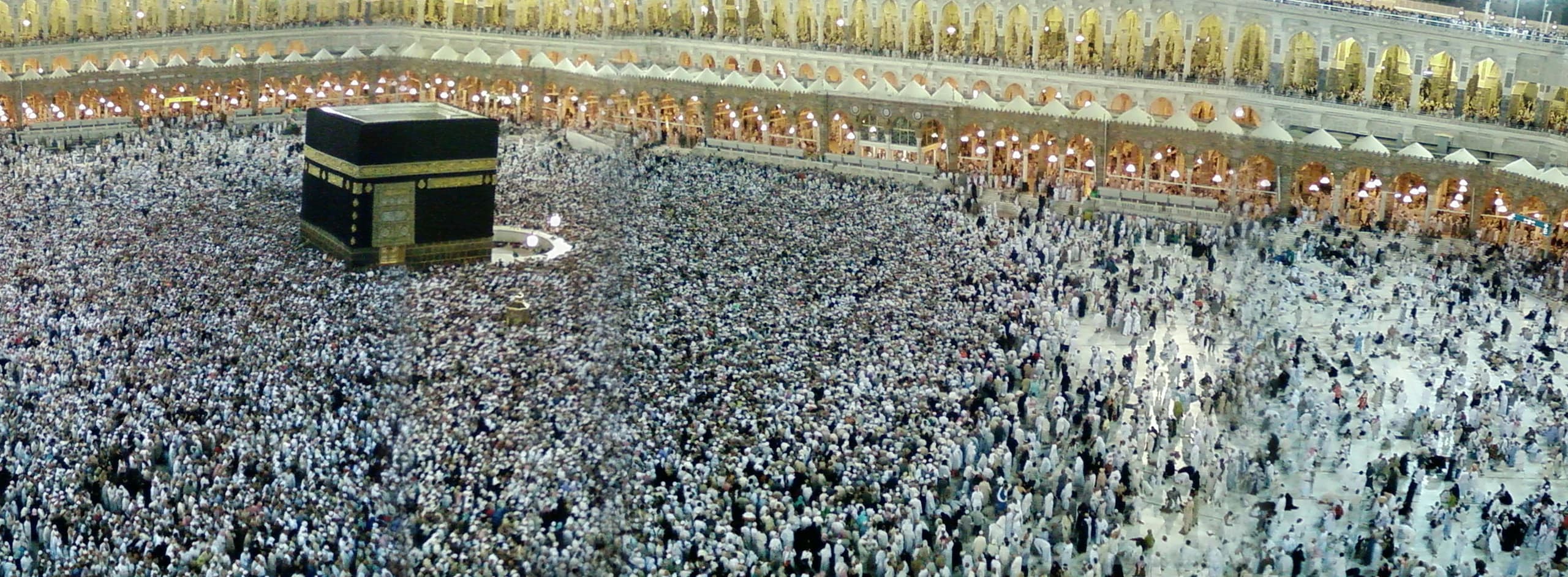 الكعبة والمصلون في المسجد الحرام — صورة بانورامية أرشيفية